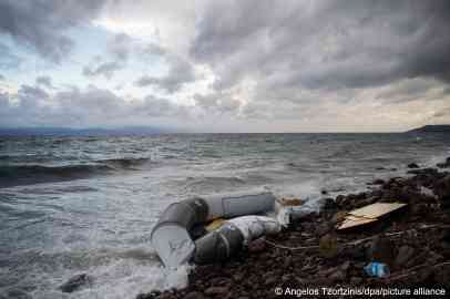 From file: An inflatable boat on the beach at Skala Sikamias, used by migrants to cross from Turkey to Greece. Photo date February 29, 2020 | Photo: picture alliance/Angelos Tzortzinis/dpa