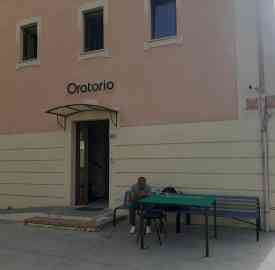 Dama, Nalina's uncle who arrived in Calabria from Sweden alongside his wife, in front of the entrance to the parish morgue of Roccella Ionica. 20 June 2024.PHOTO/ANSA/ANTONELLO LUPIS