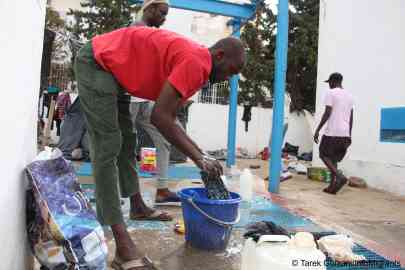 A man washes clothes in a bucket in the Tunisian capital. He has been part of a protest outside the UNHCR offices. The refugees want to be evacuated from Tunisia to a third country. May 2022 | Photo: Tarek Guizani / InfoMigrants