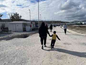 A mother and her child walk in the Mavrovouni camp, in Lesbos, on January 12, 2022 | Photo: InfoMigrants