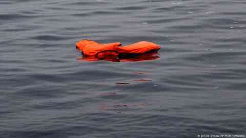 A life jacket in the Aegean Sea. | Photo: picture-alliance