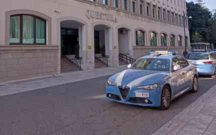 Police cars in front of the central police department of Reggio Calabria | Photo: ANSA/ALESSANDRO SGHERRI