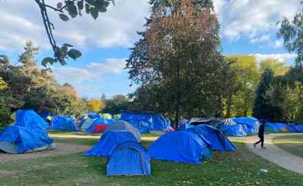 Environ 300 migrants, dont 85 mineurs, vivent dans le parc Maurepas, à Rennes, en octobre 2025. Crédit : InfoMigrants
