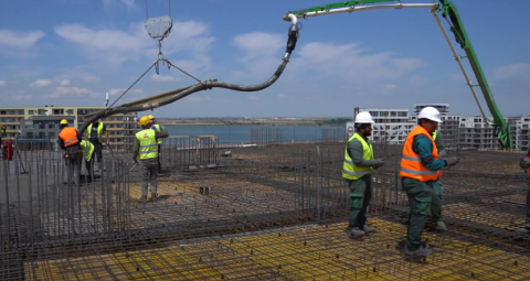 Workers on a construction site | Source: DW