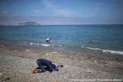 File photo: A boy prays before taking a swim in the Moroccan northern town of Fnideq, near the border of Morocco and Spain, at the Spanish enclave of Ceuta, on Tuesday, May 18, 2021 | Photo: AP Photo / Mosa'ab Elshamy