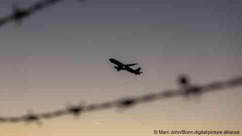 Picture for deportation stories: A plane starting at Cologne-Bonn airport in March 2025 | Photo: picture alliance