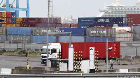 File photo used as illustration: This is the refrigerated lorry where 39 Vietnamese migrants were found dead after attempting to cross from France to the UK inside the refrigerated interior | Photo: picture-alliance/dpa/G. Fuller
