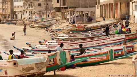 Thousands of migrants have left Senegal in packed boats like these in recent months | Photo: Zane Irwin/AP Photo/picture alliance