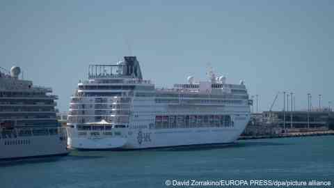 The cruise ship MSC Armonia stranded in Barcelona will be able to continue its route after dozens of Bolivian passengers with visa issues were removed from the vessel . 03.04.2024 | David Zorrakino/EUROPA PRESS/dpa/picture alliance | David Zorrakino