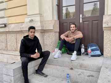 Osman, 20, and Mohsen, 26, in front of an abandoned train station in Belgrade | Photo: InfoMigrants