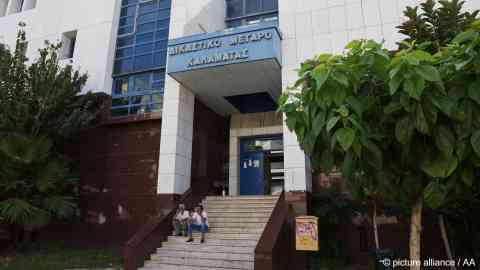 Nine Egyptians accused of smuggling were among the survivors of the deadly shipwreck on June 14. The court in Kalamata decided on June 20 that they would remain in custody | Photo: Costas Baltas / Anadolu Agency