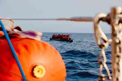 The picture shows the ship Nadir of the NGO RESQSHIP while it rescues a rubber dinghy with migrants on board off the coast of Lampedusa | Photo: Resqship/Elena Elefante