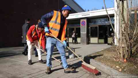 Some German municipalities are considering mandatory community service for asylum seekers | Photo: Thomas Warnack/dpa/picture alliance