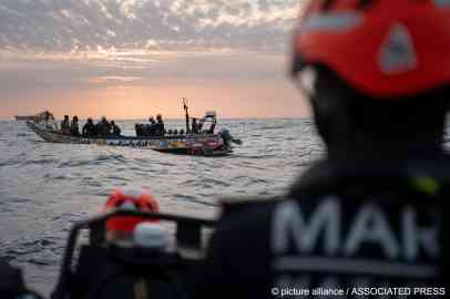 Senegalese sailors in their zodiac approach a fishermen's pirogue to check during a mission
to search for migrant boats near the coast of Dakar, Senegal, Saturday, November 16, 2024 | Photo: AP Photo/Sylvain
Cherkaoui
