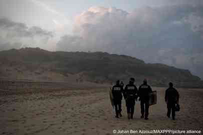 Police patrol the beach at Wimereux, France | Photo: Johan Ben Azzouz/picture alliance