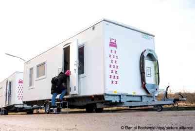 The tiny houses will be ready within weeks | Photo: Daniel Bockwoldt/dpa/picture alliance