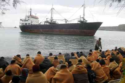 Migrants rest on the beach of Kato Zacro, in southern Crete, Greece | Photo: ARCHIVE EPA / STEFANOS RAPANIS