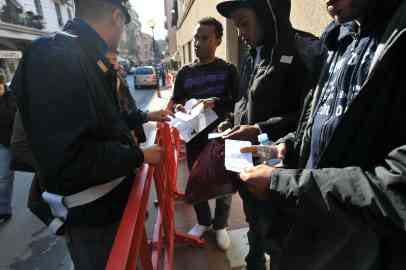 Migrants line up at the Ventimiglia police station to receive residence permits | Photo: Luca Zennaro / ANSA Archive