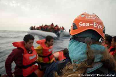Sea-Eye rescuers with migrants in the Mediterranean, November 14, 2022 | Photo: picture alliance / ROPI | JOE RABE
