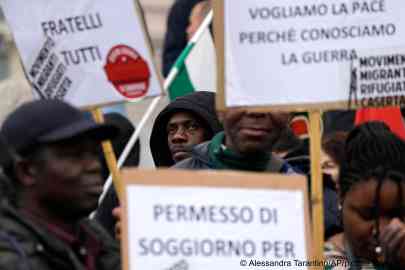 Members of migrants’ associations hold up banners during a protest against the Italian government's migration policy held in Rome on April 18, 2023 | Photo: Alessandra Taratino/picture alliance/AP Photo