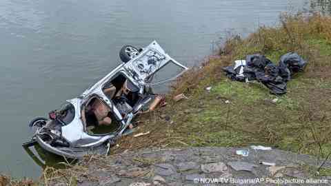 Six migrants have died in eastern Bulgaria as their car plunged into a lake during a police chase | Photo: NOVA TV Bulgaria/AP Photo/picture alliance