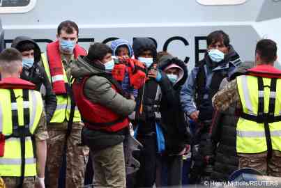 From file: Migrants are escorted in Dover Harbour by military personnel after being rescued while crossing the English Channel, in Dover, Britain, May 1, 2022 | Photo: Henry Nicholls / Reuters