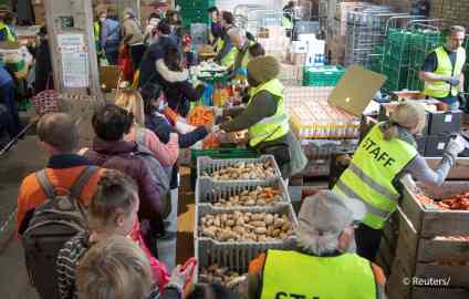 Refugees from Ukraine have joined others in need of food handouts, Zurich, Switzerland, April 23, 2022 | Photo: Reuters/Arnd Wiegmann