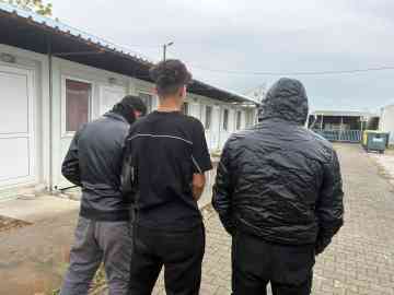 Three young migrants who arrived the previous evening at the Vinojug transit center. They were returned to Greece the next day by the Macedonian border police as part of a 'voluntary return' program. Gevgelija, North Macedonia, October 2025 | Photo: Infomigrants