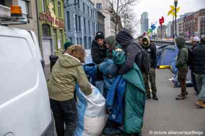 File photo used for illustration: Volunteers give out blankets and sleeping bags to migrants living on the streets in Belgium (archival picture) | Photo: Picture Alliance