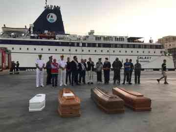 From file: Four caskets, including one of an 18-month-old Ivorian child who died in a shipwreck, on the pier of Lampedusa. August 17, 2023 | Photo: Concetta Rizzo/ANSA