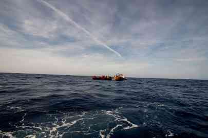 The rescue operation of a boat crammed with migrants on board by the Geo Barents ship of Doctors Without Borders, in the Central Mediterranean | Photo: ANSA / STEFAN PEJOVIC / UFFICIO STAMPA MEDICI SENZA FRONTIERE