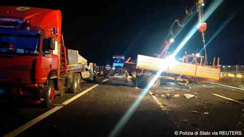 Members of emergency services work at a site where a bus carrying migrants crashed into a lorry in Fiano Romano, Italy September 15, 2023 | Photo: Image supplied by a third party / Polizia di Stato/Handout via REUTERS