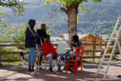 Migrants who crossed the Alps from Italy stay in a squat in Briancon, France run by volunteers and migrant organizations | Photo: Pennant Franck / picture alliance / dpa / Maxppp