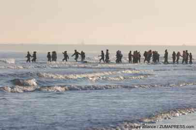 895 migrants arrived in the UK on Saturday, September 27, hundreds more attempted the crossing from French beaches and at least four people died | Photo: Marcin Nowak/London News Pictures via ZUMA Press Wire