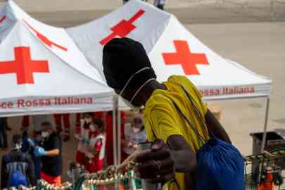 This picture shows an unaccompanied foreign minor arriving in a Sicilian port | Photo: ARCHIVE/ANSA/STEFAN PEJOVIC