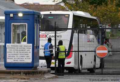 Buses leave the Manston barracks, taking some of the thousands of migrants housed there to alternative accommodation | Photo: Gareth Fuller/ picture alliance / empics / 