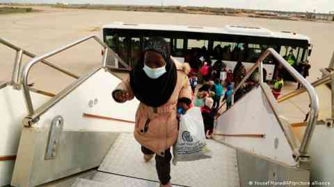 Migrants board a plane to return to Nigeria from Libya. Return programs such as this are of particular interest to Germany | Photo: Yousef Mourad/picture alliance