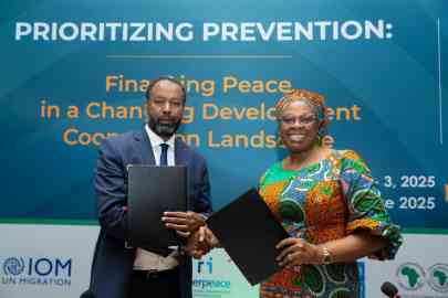  IOM Chief of Staff Mohamed Abdiker and Vice President of the African Development Bank Nnenna Nwabufo doing the signing of a new agreement | Photo: IOM/MOHAMED ALY DIABATE