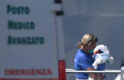 File photo: Medical staff helping a child disembark at the port of Genoa, Italy | Photo: Luca Zennaro / ANSA