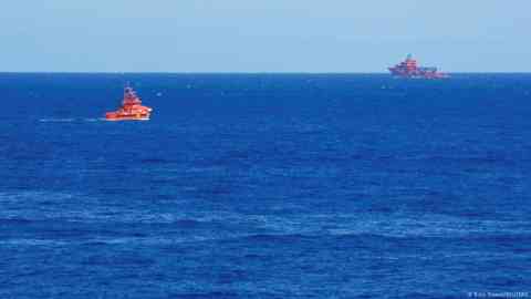The incident happened as rescuers approached the boat, those on board had gone without food and water for two days | Photo: Borja Suarez / Reuters