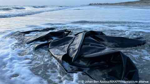 The remains of a dinghy left on the beach near Wimereux, France, August 26, 2024 | Photo: Johan Ben Azzouz / picture alliance