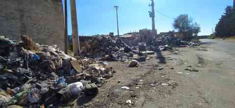 There are no services in the camp at Campobello di Mazara so piles of rubbish accumulate, this photo from August 2022 | Photo: Simona Scovazzo 