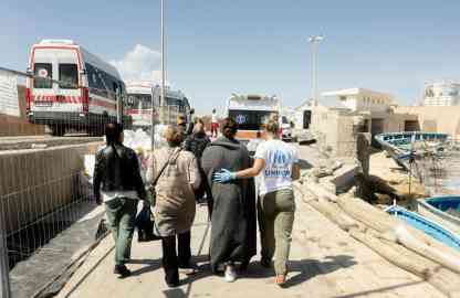 File photo: A UNHCR employee assisting migrants in Italy | Photo: Alessandro Penso / UNHCR