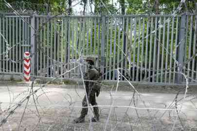 File photo: A Polish soldier patrols the border with Belarus, in Bialowieza Forest, on May 29, 2024 | Photo: Czarek Sokolowski /AP