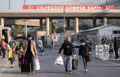 File photo: Syrians walking with their belongings on the Turkish side of the Cilvegozu Border Gate, between Turkey and Syria, to cross the border and return to their country following the fall of the Assad regime | Photo: Kazim Kizil / EPA