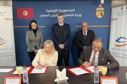 Paola Nicastro, President and CEO of 'Sviluppo Lavoro Italia' (Italian Labor Development) and the acting head of Cabinet of the Tunisian Ministry of Labor and acting General Director of Aneti, Abdelkader Jemmali, sign the agreement. | Photo:  Italian Foreign Ministry/ANSA