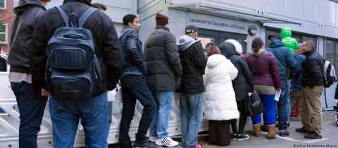 تسعى ألمانيا إلى جعل الهجرة أصعب: لاجئون يقفون في طابور انتظار أمام مكتب الولاية للشؤون الصحية والاجتماعية في برلينصورة من: Jochen Eckel/picture alliance