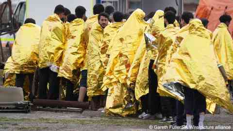 مهاجرون تم إنقاذهم في بحر المانش في 6 تشرين الثاني/نوفمبر 2025. المصدر: أليانس