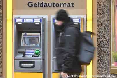 Photo used for illustration: A man in front of cash machines in Germany | Photo: picture alliance / SvenSimon 