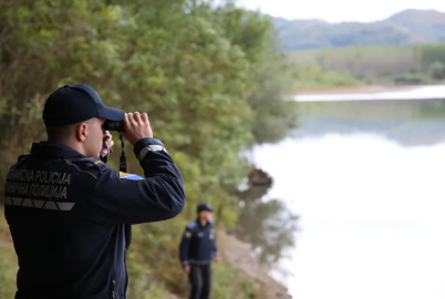 Border police inspect the Drina river, aiming to stop irregular border crossings in Zvornik, Bosnia and Herzegovina on September 29, 2020 | Photo: Dado Ruvic/Reuters
